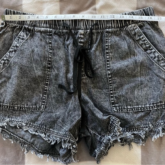 Women’s faded and distressed black shorts - Picture 7 of 8
